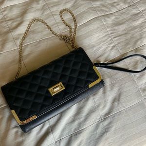 Black and gold woman bag in good condition